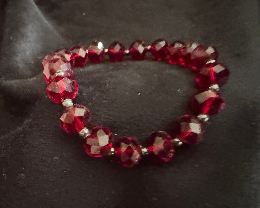 Red Faceted Bead Stretch Bracelet B067